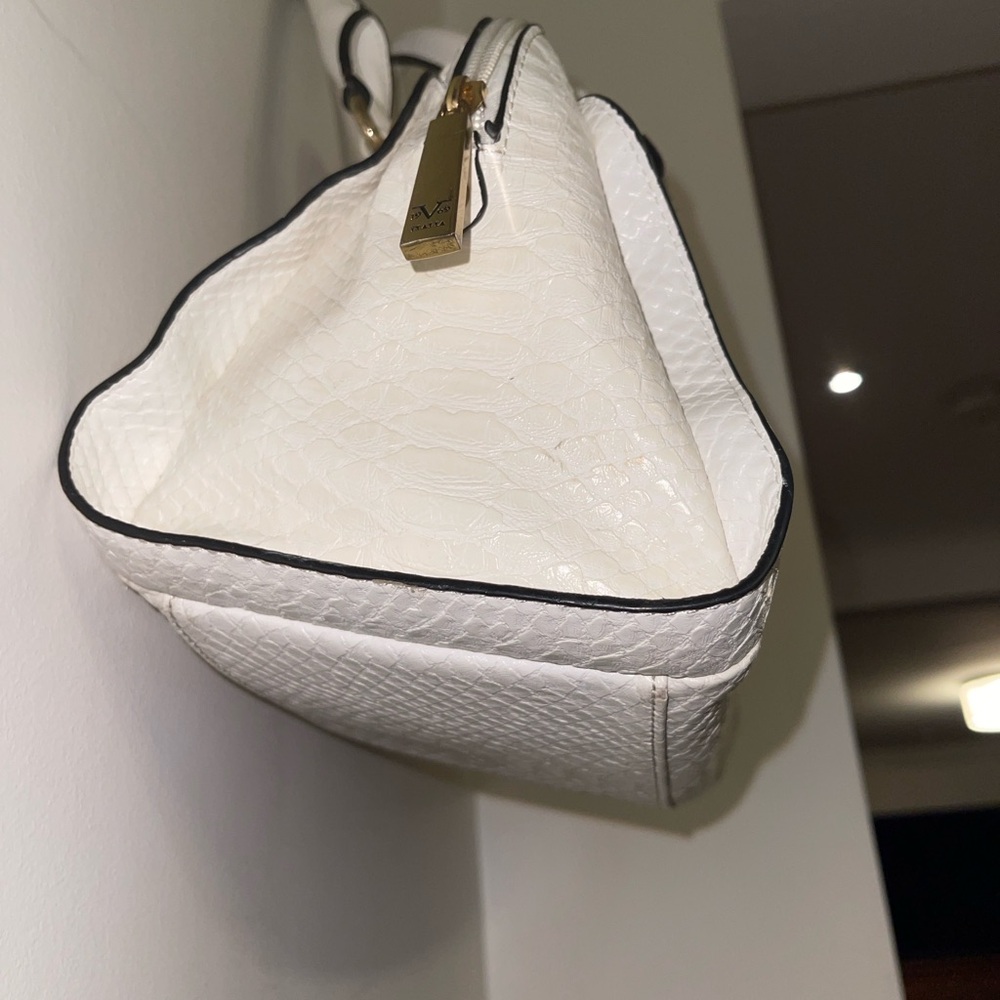 Versace 19V69 Luxurious White Satchel with Quilted Texture and Gold Accents - Picture 16 of 17